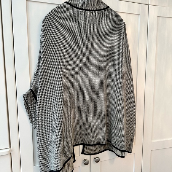 Women’s Cape - perfect for fall! - Picture 2 of 2
